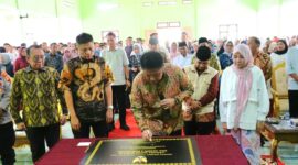 Gubernur Sumatera Selatan Herman Deru, didampingi Bupati OKU Timur Lanosin dan Kepala Dinas Pendidikan Sumsel Mondyaboni, menandatangani prasasti peresmian Sekolah Berasrama SMA Negeri 3 Martapura di Kabupaten OKU Timur. 