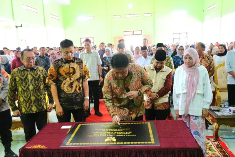 Gubernur Sumatera Selatan Herman Deru, didampingi Bupati OKU Timur Lanosin dan Kepala Dinas Pendidikan Sumsel Mondyaboni, menandatangani prasasti peresmian Sekolah Berasrama SMA Negeri 3 Martapura di Kabupaten OKU Timur. 