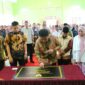 Gubernur Sumatera Selatan Herman Deru, didampingi Bupati OKU Timur Lanosin dan Kepala Dinas Pendidikan Sumsel Mondyaboni, menandatangani prasasti peresmian Sekolah Berasrama SMA Negeri 3 Martapura di Kabupaten OKU Timur. 