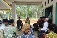 Personil Polsek Buay Madang Timur memberikan edukasi secara humanis kepada warga dan tokoh masyarakat di Desa Berasan Mulya. 