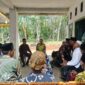 Personil Polsek Buay Madang Timur memberikan edukasi secara humanis kepada warga dan tokoh masyarakat di Desa Berasan Mulya. 