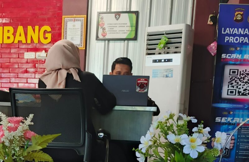 Korban Saat Melapor ke Polrestabes Palembang 