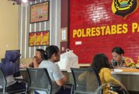 Tasi Hayani (36), saat melaporkan seorang pria berinisial BR ke Polrestabes Palembang setelah diduga mengintip dirinya saat sedang menyusui anak di dalam rumah. Foto : Kiki