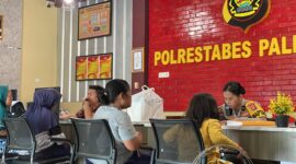 Tasi Hayani (36), saat melaporkan seorang pria berinisial BR ke Polrestabes Palembang setelah diduga mengintip dirinya saat sedang menyusui anak di dalam rumah. Foto : Kiki