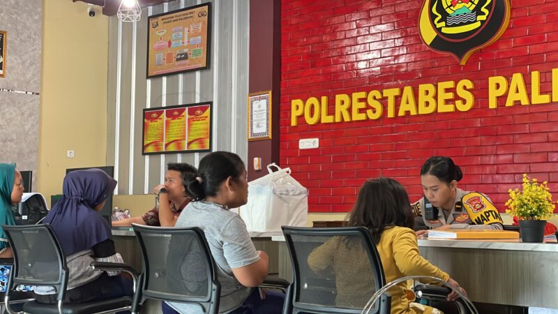 Tasi Hayani (36), saat melaporkan seorang pria berinisial BR ke Polrestabes Palembang setelah diduga mengintip dirinya saat sedang menyusui anak di dalam rumah. Foto : Kiki