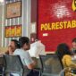Tasi Hayani (36), saat melaporkan seorang pria berinisial BR ke Polrestabes Palembang setelah diduga mengintip dirinya saat sedang menyusui anak di dalam rumah. Foto : Kiki
