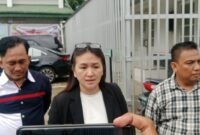 Tina Fransisco bersama tim kuasa hukumnya, Lani Nopriansyah SH dan Febri Gandy Yudha SH saat ditemui di PN Palembang, Senin (6/4/2026)
