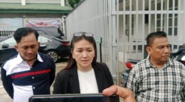 Tina Fransisco bersama tim kuasa hukumnya, Lani Nopriansyah SH dan Febri Gandy Yudha SH saat ditemui di PN Palembang, Senin (6/4/2026)