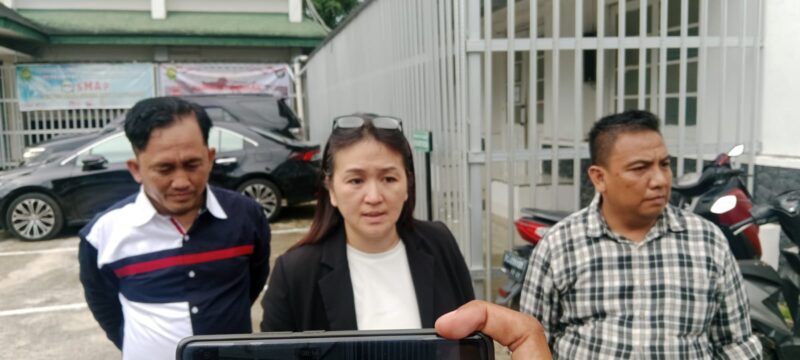 Tina Fransisco bersama tim kuasa hukumnya, Lani Nopriansyah SH dan Febri Gandy Yudha SH saat ditemui di PN Palembang, Senin (6/4/2026)
