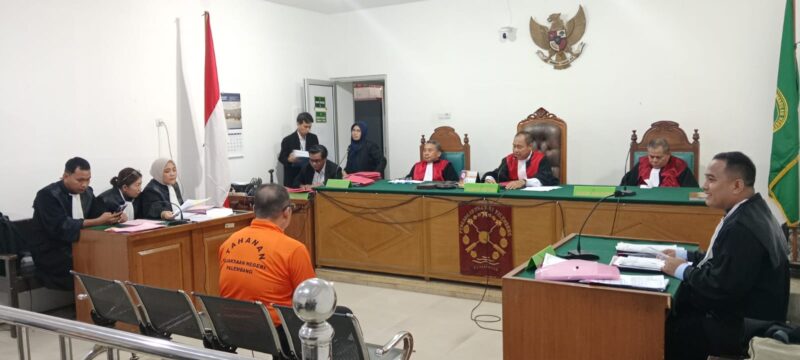 Saat Terdakwa berserta tim Penasehat hukumnya menyampaikan nota pembelaan di persidangan yang digelar di PN Palembang, Senin (6/4/2026)
