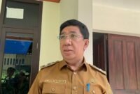 Asisten II Bidang Ekonomi dan Pembangunan Setda Provinsi Sumsel, Basyarudin Ahmad saat diwawancarai langsung di Kantor Skretarias Bersama Proyek Pembangunan Tanjung Carat, Senin (6/4/2026). Foto: Tia