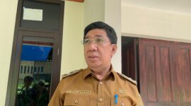 Asisten II Bidang Ekonomi dan Pembangunan Setda Provinsi Sumsel, Basyarudin Ahmad saat diwawancarai langsung di Kantor Skretarias Bersama Proyek Pembangunan Tanjung Carat, Senin (6/4/2026). Foto: Tia