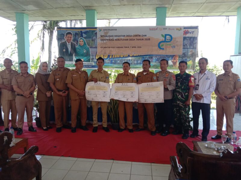 Penandatanganan komitmen bersama dalam acara Sosialisasi Desa Cantik di Aula Kecamatan Buay Madang Timur. 
