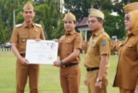 Foto. Bupati H. Muchendi Mahzareki saat memberikan penghargaan,sebagai bentuk apresiasi atas komitmen RSUD Kayuagung dalam menghadirkan pelayanan kesehatan