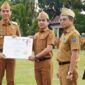 Foto. Bupati H. Muchendi Mahzareki saat memberikan penghargaan,sebagai bentuk apresiasi atas komitmen RSUD Kayuagung dalam menghadirkan pelayanan kesehatan