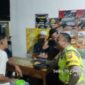 Personel Polsek Buay Madang Timur, Bripka Nurholik, berdialog santai dengan warga Desa Sukoharjo saat melaksanakan patroli sambang. 