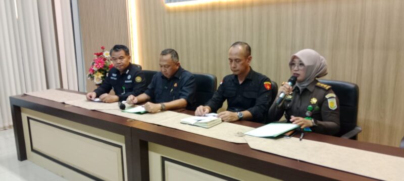 Saat Kepala Kejaksaan Tinggi Sumatera Selatan, Dr. Ketut Sumedana SH MH memberikan keterangan pers, Selasa (7/4/2026) malam,