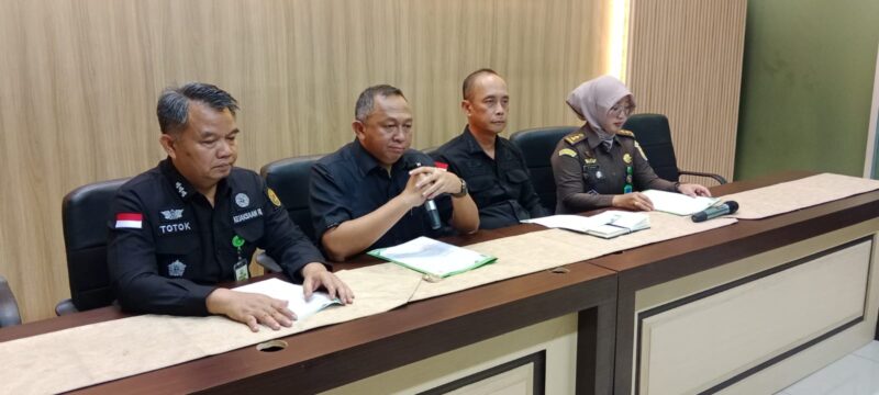 Saat Kepala Kejaksaan Tinggi Sumatera Selatan, Dr. Ketut Sumedana SH MH memberikan keterangan pers, Selasa (7/4/2026) malam,