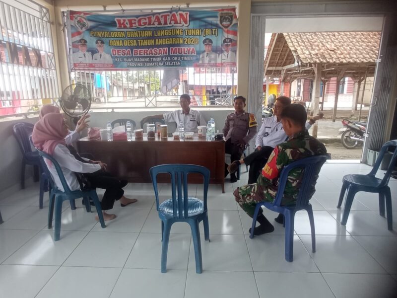 Anggota Bhabinkamtibmas Polsek Buay Madang Timur Brigadir Rusendi bersama Babinsa Serda Adirin saat berdialog dengan tokoh masyarakat dan perangkat Desa Berasan Mulya, OKU Timur. 