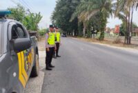 Sejumlah personel Polsek Buay Madang Timur melaksanakan pengamanan dan pengaturan lalu lintas dalam giat KRYD di Jalan Desa Karang Tengah, OKU Timur. 