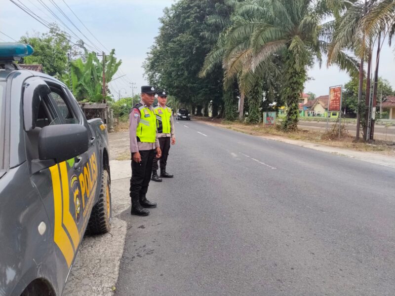 Sejumlah personel Polsek Buay Madang Timur melaksanakan pengamanan dan pengaturan lalu lintas dalam giat KRYD di Jalan Desa Karang Tengah, OKU Timur. 