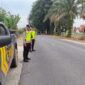 Sejumlah personel Polsek Buay Madang Timur melaksanakan pengamanan dan pengaturan lalu lintas dalam giat KRYD di Jalan Desa Karang Tengah, OKU Timur. 