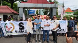 Massa dari SIRA menggelar aksi unjuk rasa di Kantor Gubernur Sumatera Selatan dan DLHP Sumsel, Rabu (8/4/2026),