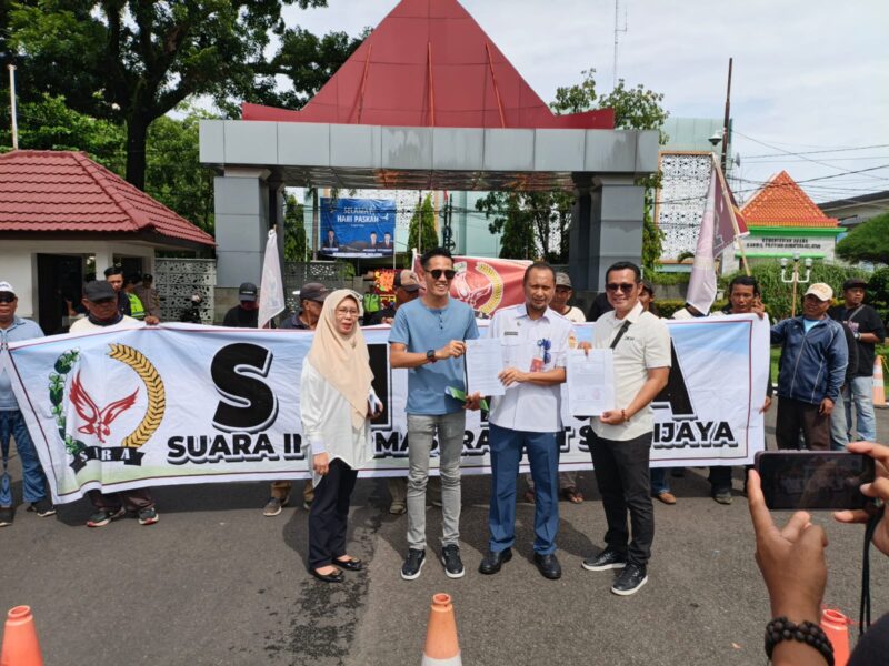 Massa dari SIRA menggelar aksi unjuk rasa di Kantor Gubernur Sumatera Selatan dan DLHP Sumsel, Rabu (8/4/2026),