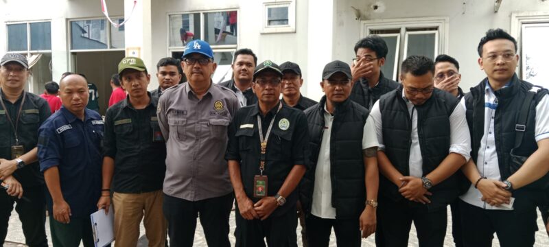 Panitera Pengadilan Negeri (PN) Palembang, Dr. Sumargi, SH, MH, didampingi pihak kuasa hukum pemohon dari Kantor Hukum Andre Macan and Partner, Kevin Rasuandi, SH., C.Msp