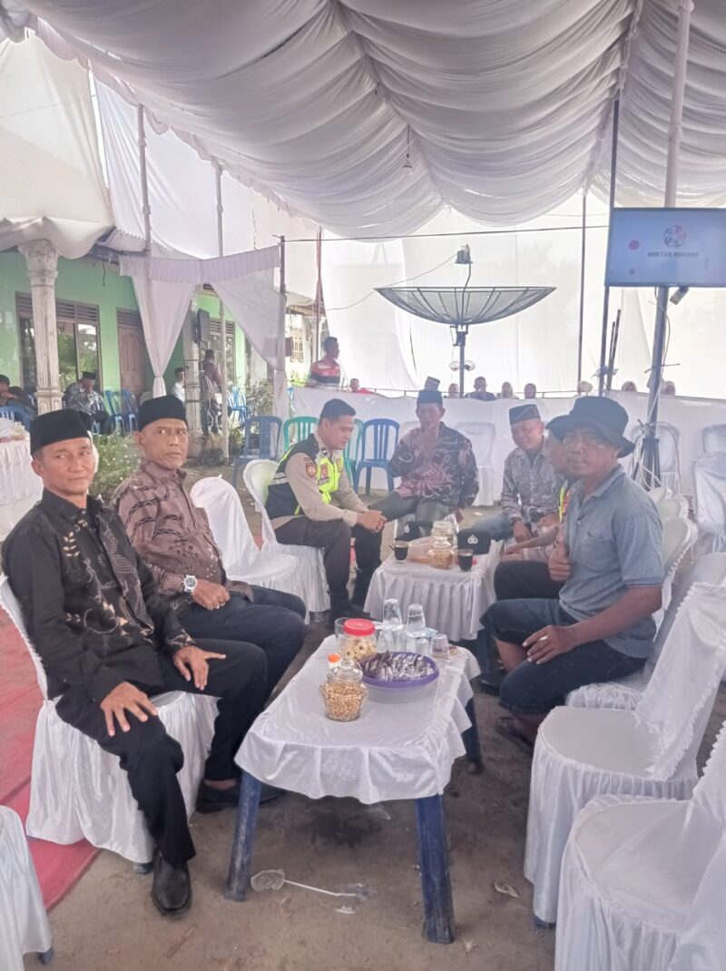 Sambangi warga yang lagi punya hajat, Personel Polsek BMT titip pesan kamtibmas. Boleh pesta, boleh hiburan orgen tunggal, asal TIDAK ADA MUSIK REMIX.