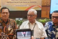 Direktur SDM dan Transformasi Bulog, Sudarsono Hardjosoekarto saat diwawancarai usai kegiatan di Ballroom Hotel Aryaduta Palembang, Kamis (9/4/2026). Foto: Tia