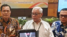 Direktur SDM dan Transformasi Bulog, Sudarsono Hardjosoekarto saat diwawancarai usai kegiatan di Ballroom Hotel Aryaduta Palembang, Kamis (9/4/2026). Foto: Tia