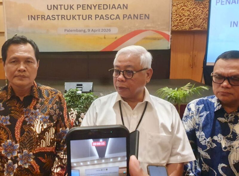 Direktur SDM dan Transformasi Bulog, Sudarsono Hardjosoekarto saat diwawancarai usai kegiatan di Ballroom Hotel Aryaduta Palembang, Kamis (9/4/2026). Foto: Tia