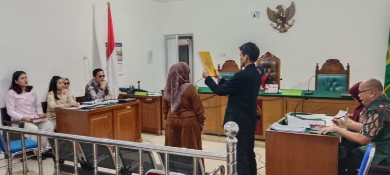 Saat ahli hukum pidana dari Universitas Muhammadiyah Palembang, Luil Maknun Busroh, SH. MH dihadirkan di PN Palembang, Jumad (10/4/2026)