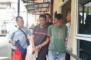 Foto : dua pelaku saat digiring ke kantor polisi