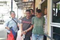 Foto : dua pelaku saat digiring ke kantor polisi