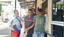 Foto : dua pelaku saat digiring ke kantor polisi