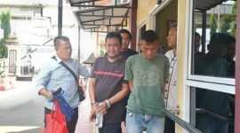 Foto : dua pelaku saat digiring ke kantor polisi