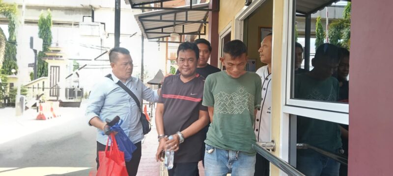 Foto : dua pelaku saat digiring ke kantor polisi