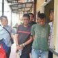 Foto : dua pelaku saat digiring ke kantor polisi