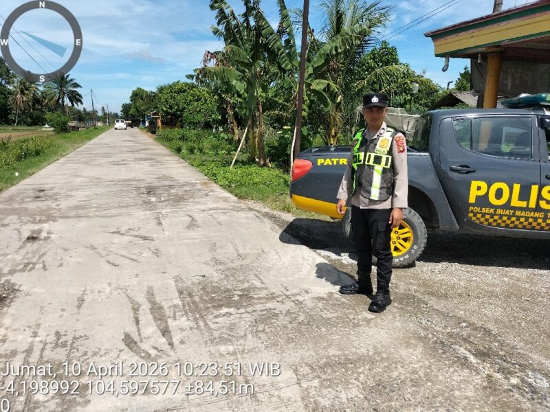 Personel Polsek Buay Madang Timur melaksanakan patroli KRYD dan antisipasi 3C di Jalan Desa Berasan Mulia. 