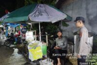 Personel Polsek BMT sambangi warga Desa Sumber Mulyo untuk sampaikan pesan Kamtibmas dan waspada bencana banjir. Mari kita dukung Zona Zero Begal dan Judi Online demi keamanan bersama. 