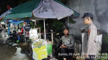 Personel Polsek BMT sambangi warga Desa Sumber Mulyo untuk sampaikan pesan Kamtibmas dan waspada bencana banjir. Mari kita dukung Zona Zero Begal dan Judi Online demi keamanan bersama. 