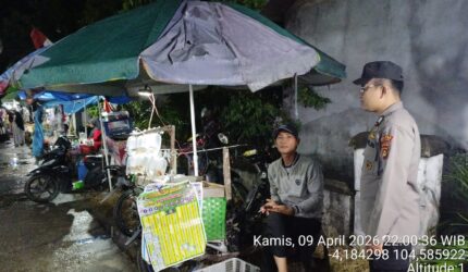 Personel Polsek BMT sambangi warga Desa Sumber Mulyo untuk sampaikan pesan Kamtibmas dan waspada bencana banjir. Mari kita dukung Zona Zero Begal dan Judi Online demi keamanan bersama.