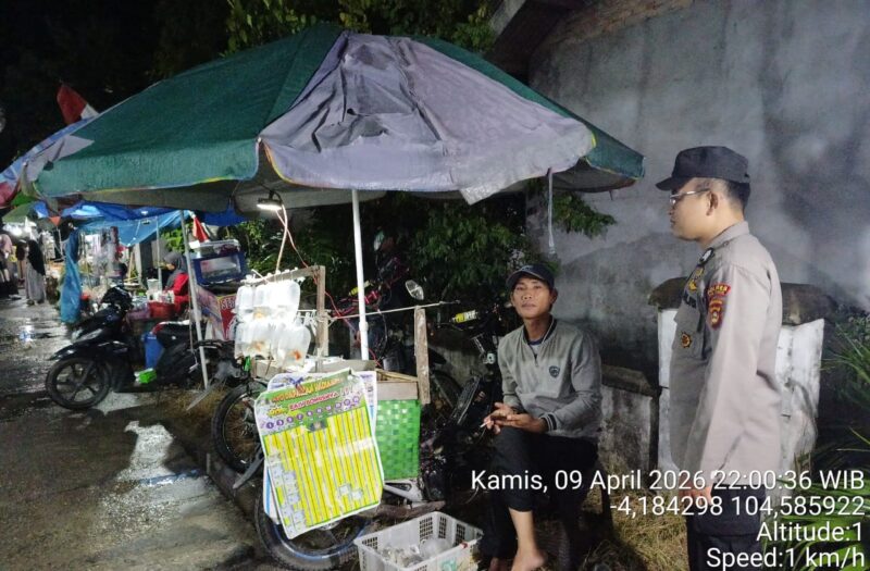 Personel Polsek BMT sambangi warga Desa Sumber Mulyo untuk sampaikan pesan Kamtibmas dan waspada bencana banjir. Mari kita dukung Zona Zero Begal dan Judi Online demi keamanan bersama. 