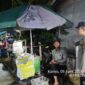 Personel Polsek BMT sambangi warga Desa Sumber Mulyo untuk sampaikan pesan Kamtibmas dan waspada bencana banjir. Mari kita dukung Zona Zero Begal dan Judi Online demi keamanan bersama. 