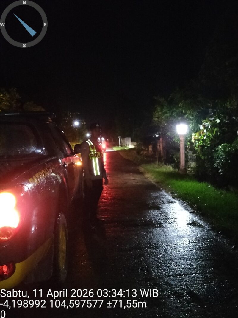 Personel Polsek Buay Madang Timur melaksanakan patroli dini hari dan KRYD di Jalan Desa Sumber Mulyo. 