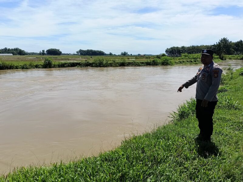 Pastikan situasi tetap kondusif, Personel Polsek Buay Madang Timur melaksanakan monitoring debit air di Sungai Macak, Desa Kedu. 