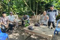 Personil Polsek Buay Madang Timur menyambangi warga di Desa Sumber Asri untuk mempererat tali persaudaraan sekaligus memberikan himbauan Kamtibmas.