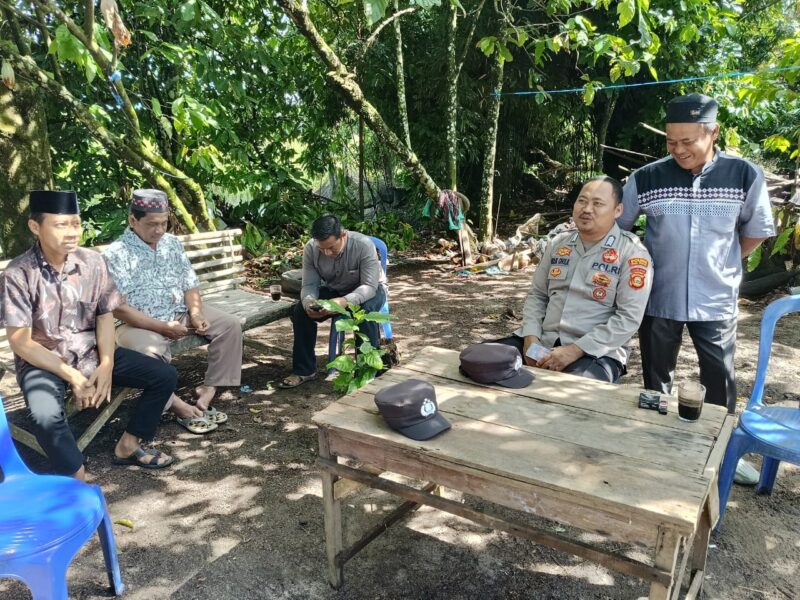 Personil Polsek Buay Madang Timur menyambangi warga di Desa Sumber Asri untuk mempererat tali persaudaraan sekaligus memberikan himbauan Kamtibmas.